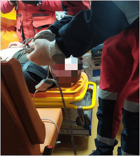 Працівники швидкої надають допомогу