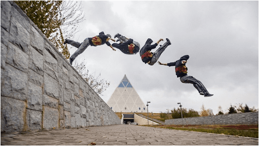 Трейсер долає перешкоду