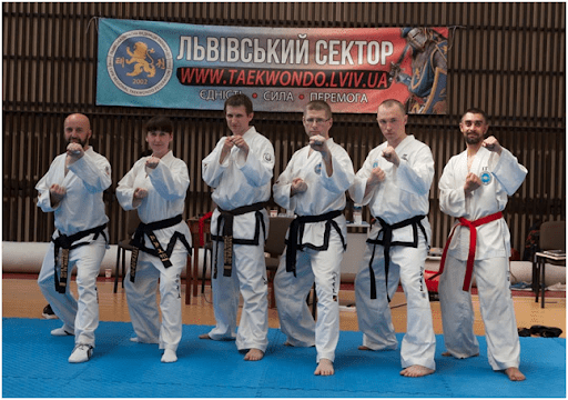 Львівські майстри таеквондо – Олександр Колб (крайній зліва), Дмитро Карчевський (третій справа). 