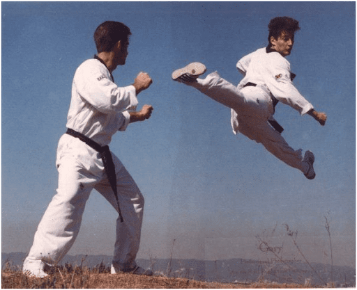 Удар ногою у стрибку у виконанні американського кіноактора Лорена Аведона